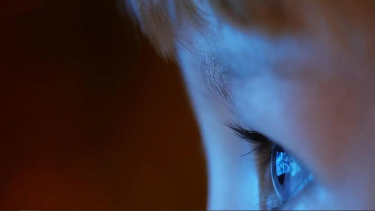 تأثير جلوس الأطفال أمام الشاشات على نمو الدماغ: كيف يعيق التعرض المستمر التطور العصبي للرضع؟